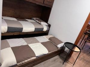 Postel nebo postele na pokoji v ubytování da Robi appartamento fronte piste