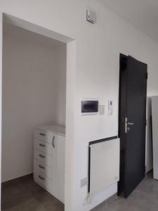 eine Küche mit einem schwarzen Kühlschrank und einer weißen Wand in der Unterkunft DTo CÉNTRICO LOBOS 1 C in Lobos