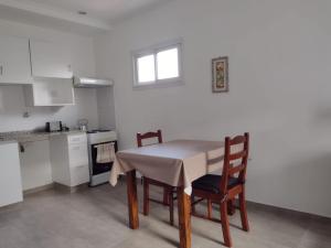 eine Küche mit einem Tisch und Stühlen im Zimmer in der Unterkunft DTo CÉNTRICO LOBOS 1 C in Lobos