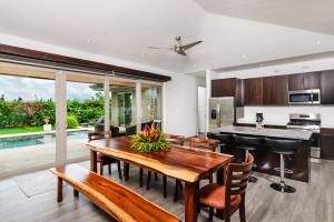 uma cozinha e sala de jantar com uma mesa de madeira e cadeiras em Choza Bella em Brasilito