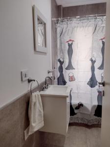 baño con lavabo y cortina de ducha en DTo CÉNTRICO LOBOS 1 C en Lobos