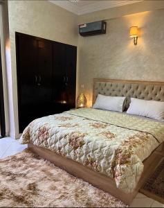 um quarto com uma cama grande num quarto em Nice new apartment in the city center em Marrakech