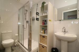 a bathroom with a shower and a toilet and a sink at Glas-Go 2 bedroom Apartment 3 min walk to SECC Hydro FREE PARKING ONSITE in Glasgow