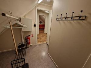 una habitación con una pared con un bate de béisbol en Smaller apartment next to bridge, en Tromsø