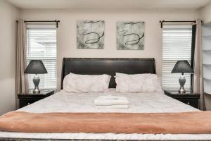 מיטה או מיטות בחדר ב-Family Friendly 4Bdroom With Backyard