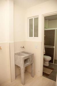 a bathroom with a sink and a toilet at Acogedor apartamento moderno para 6 personas in Cali
