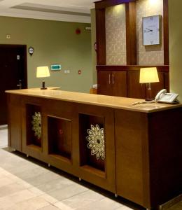 a reception desk in a hospital room with a phone at مكان ينبع الجديد للشقق الفندقية in Yanbu