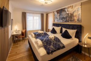 a bedroom with a large bed in a room at Hotel Schwanen in Memmingen