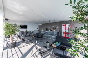 - une vue de tête sur un salon avec des chaises et des tables dans l'établissement Apartments Villa Poco Loco, à Mlini