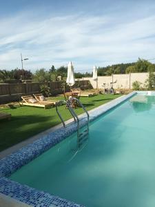 een zwembad met blauw water in een resort bij cabañas camino al totoral in El Quisco