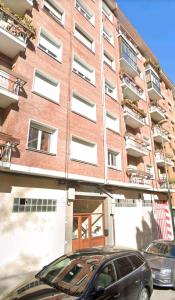 ビルバオにあるOld Town at Your Feet! Terrace and Private Parkingのレンガ造りの建物の前に停まった黒車