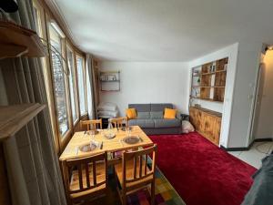 uma sala de estar com uma mesa e um sofá em Studio Avoriaz, 1 pièce, 4 personnes - FR-1-633-41 em Morzine
