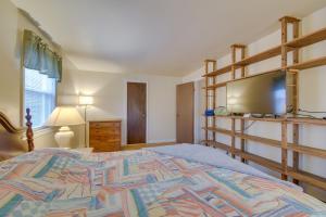 Posteľ alebo postele v izbe v ubytovaní Convenient, Pet-Friendly Rochester Vacation Rental