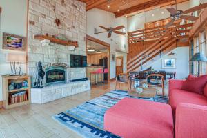 Una sala de estar con un sofá y una chimenea. en Lake Whitney Cabin with Hot Tub and Fire Pit!, en Morgan