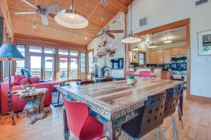 cocina y sala de estar con una gran mesa de madera. en Lake Whitney Cabin with Hot Tub and Fire Pit!, en Morgan