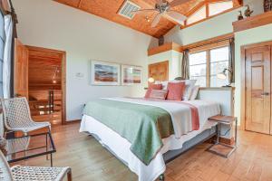 Un dormitorio con una cama y un techo. en Lake Whitney Cabin with Hot Tub and Fire Pit!, en Morgan