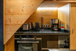 Una cocina o zona de cocina en Val Thorens - Cosy Duplex Pied des pistes Silveralp 003