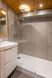 a bathroom with a shower and a sink at Val Thorens - Cosy Duplex Pied des pistes Silveralp 003 in Val Thorens