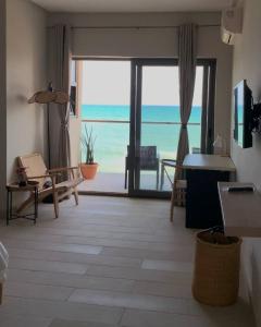 - un salon avec vue sur l'océan dans l'établissement Serenity Terraces Beach, Hotel - Kokrobite, à Kokrobite