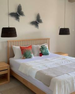 Cama ou camas em um quarto em Serenity Terraces Beach, Hotel - Kokrobite