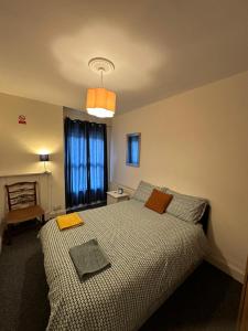 a bedroom with a bed and a window at Luton Town House Near AIRPORT in Luton