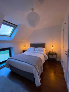 um quarto com uma cama grande e 2 janelas em Bill's Barns Apartment 2 em Kenmare