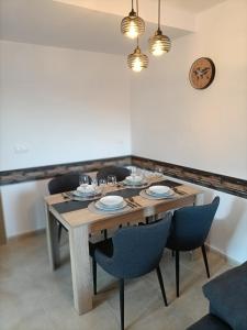 CASA PEPA في غواداليست: غرفة طعام مع طاولة وكراسي خشبية