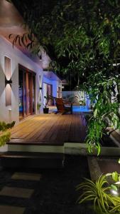 Casa con porche de madera con terraza en Sinta at Irog Private Villas, en Bancal