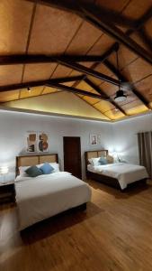 1 dormitorio con 2 camas en una habitación en Sinta at Irog Private Villas, en Bancal