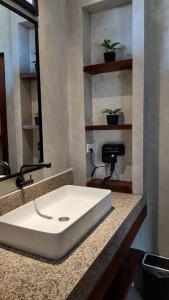 een badkamer met een witte wastafel en een spiegel bij Sinta at Irog Private Villas in Bancal