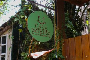a sign for a casa maritza restaurant at Casa Matatiso - quartos privados em casa compartilhada in Abraão