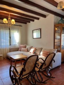 sala de estar con sofá y 2 sillas en Aura rural II, en San Pablo de los Montes