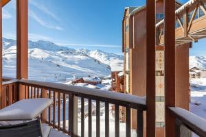einen Balkon mit Blick auf einen schneebedeckten Berg in der Unterkunft Val Thorens - Cosy Duplex avec Vue Pied des pistes Silveralp 570 in Val Thorens