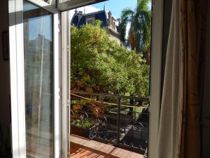 une fenêtre ouverte avec vue sur un balcon dans l'établissement De la plaza, à Concordia