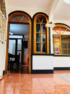 einen Eingang zu einem Haus mit einer Tür und Fenstern in der Unterkunft Mi casa es tu casa in San Pedro La Laguna