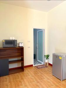 Cette chambre comprend un four micro-ondes et un réfrigérateur. dans l'établissement The guesthouse, à Ban Nong Bua (1)