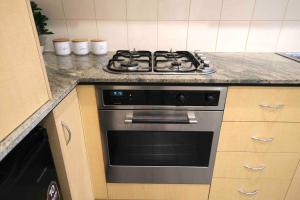 een keuken met een kookplaat en een oven bij Comfortable City Apartment *Wi-Fi* in Melbourne