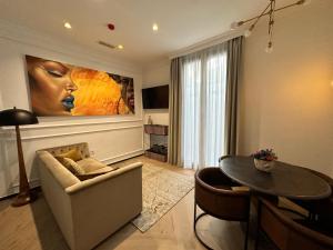 uma sala de estar com uma grande pintura na parede em Bubaqia House - Suites Boutique em Granada