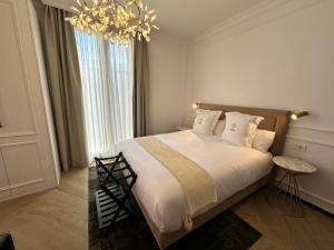 格拉納達的住宿－Bubaqia House - Suites Boutique，一间卧室配有一张大床和一个吊灯。