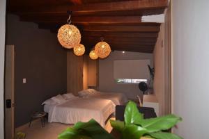 a bedroom with a bed and two lights at Amplio y cómodo loft en Medellin. Gran ubicación in Medellín