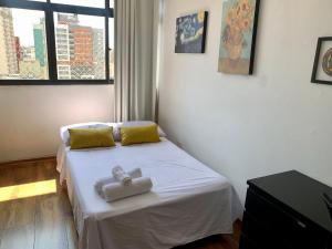 Een bed of bedden in een kamer bij Apartamento Alto Astral com 1 vaga no Centro