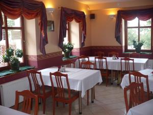Reštaurácia alebo iné gastronomické zariadenie v ubytovaní Willa Akme