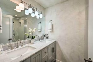 a bathroom with a large sink and a mirror at Brand new 2 bed +bonus room Grass Valley/Nevada City in Grass Valley