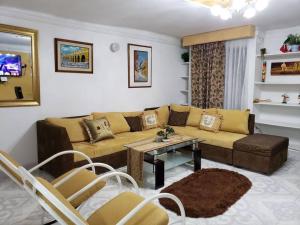a living room with a couch and a table at Apartamento en Centro Histórico De Cartagena in Cartagena de Indias
