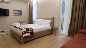 Ένα ή περισσότερα κρεβάτια σε δωμάτιο στο Kristi Apartments 03