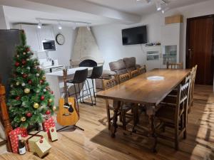 una sala de estar con un árbol de Navidad y una mesa en Casa Margarita en Peñaranda de Duero
