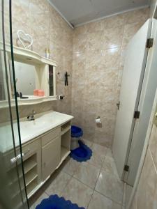 uma casa de banho com um lavatório e um chuveiro em Paraíso do santinho em Florianópolis