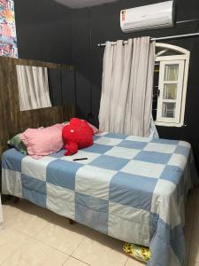 Tempat tidur dalam kamar di Paraíso do santinho
