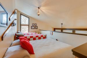- une chambre avec 2 lits et une fenêtre dans l'établissement Granby Condo with Private Hot Tub Less Than 1 Mi to Ski Lift, à Granby