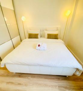 Un pat sau paturi într-o cameră la Home Sweet Home - Design & Zen